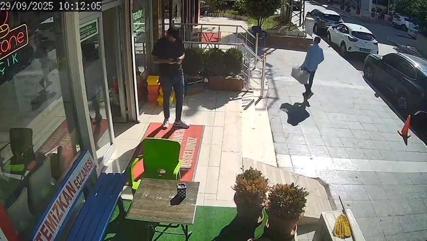 Alışveriş yaparcasına 7 bin TL&rsquo;lik dondurma &ccedil;alan hırsız yakalandı
