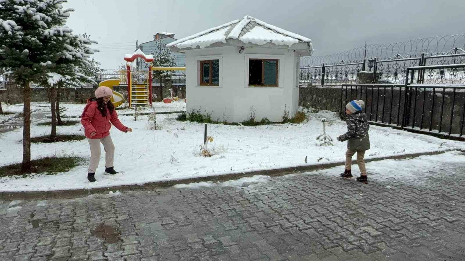 Sarıkamış’a mevsimin ilk karı yağdı