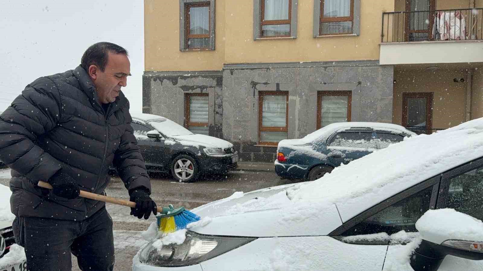 Sarıkamış&rsquo;a mevsimin ilk karı yağdı
