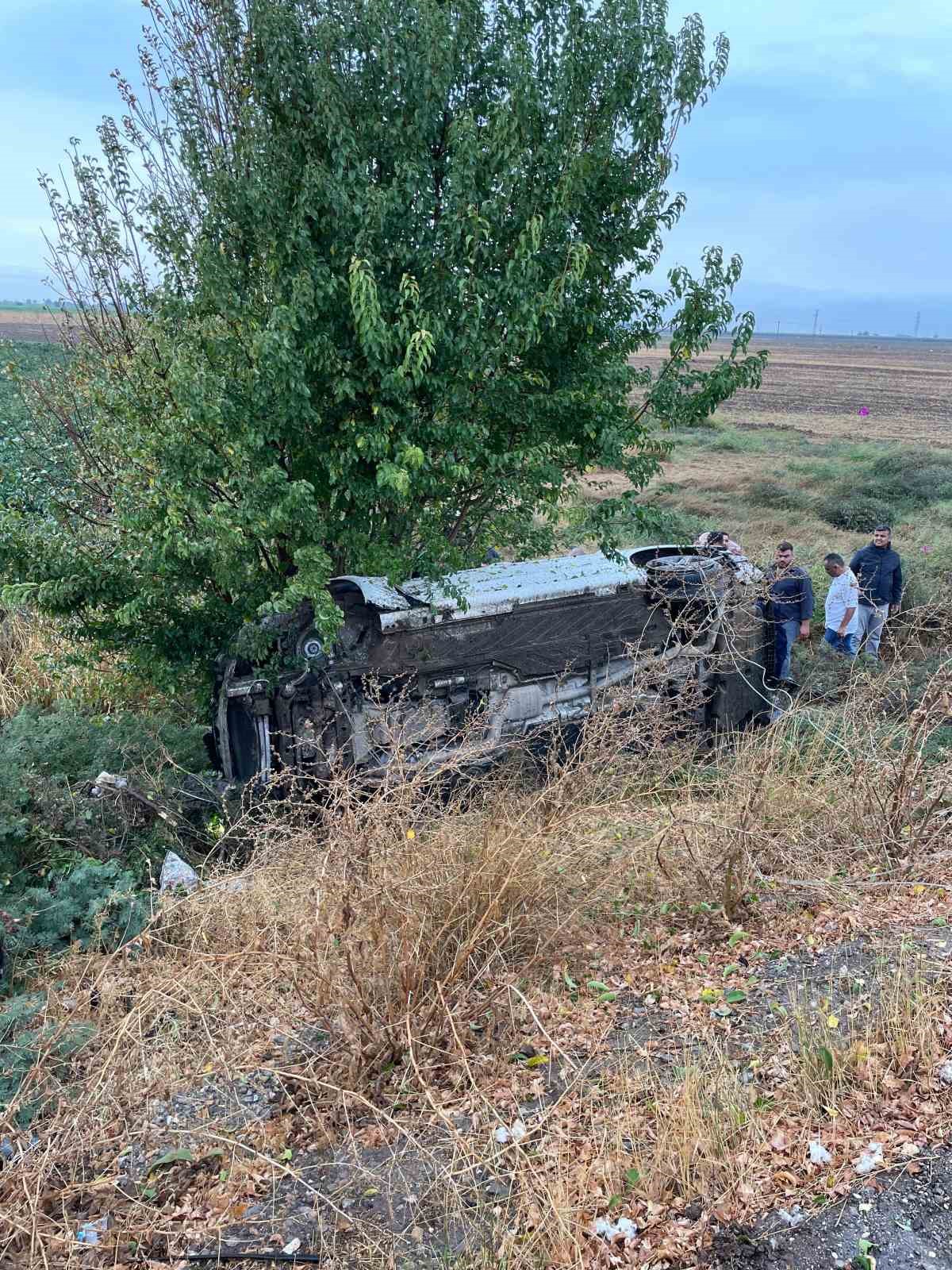 Takla atıp şarampole devrilen otomobilin s&uuml;r&uuml;c&uuml;s&uuml; hayatını kaybetti
