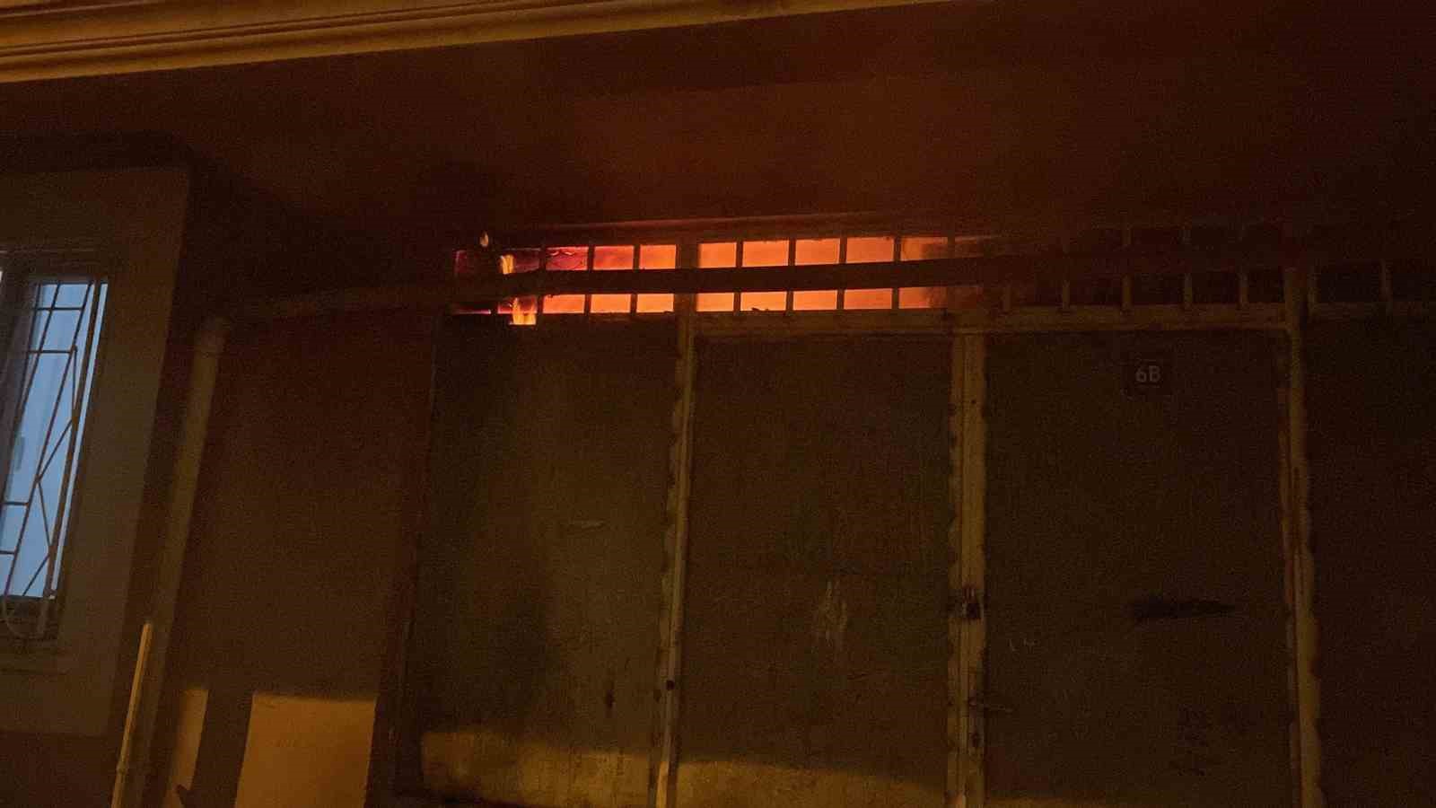 Siirt’te gıda malzemelerinin bulunduğu depo küle döndü