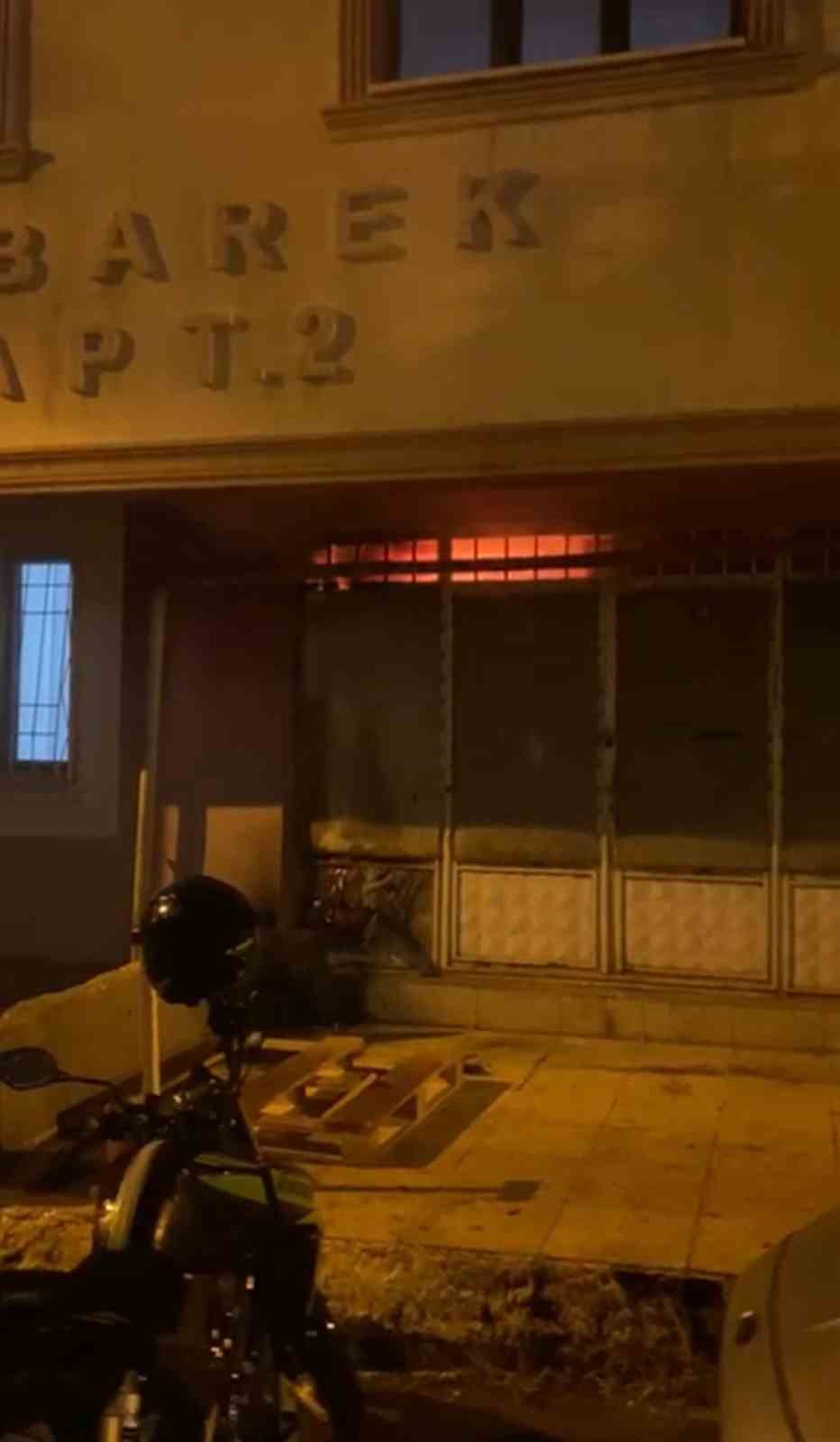 Siirt’te gıda malzemelerinin bulunduğu depo küle döndü