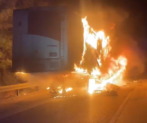 Et y&uuml;kl&uuml; tır dorsesi yandı
