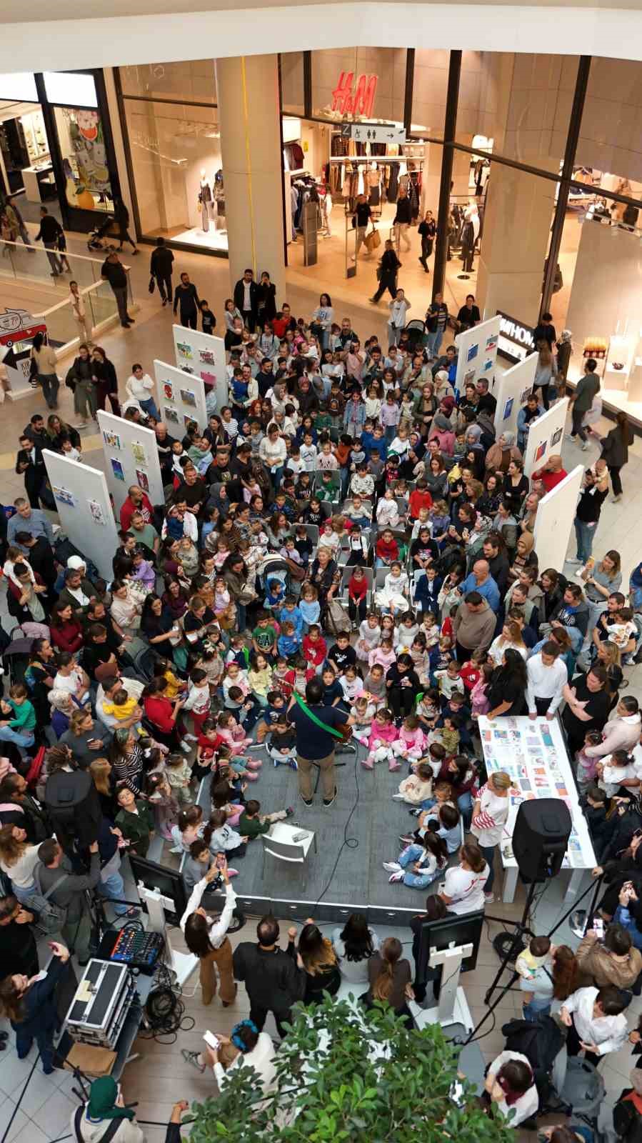 Kırmızı Karavan&rsquo;ın ev sahipliği yaptığı &Ccedil;ocuk Festivali ger&ccedil;ekleşti
