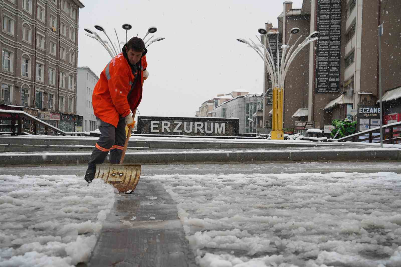 Erzurum güne kar ile uyandı
