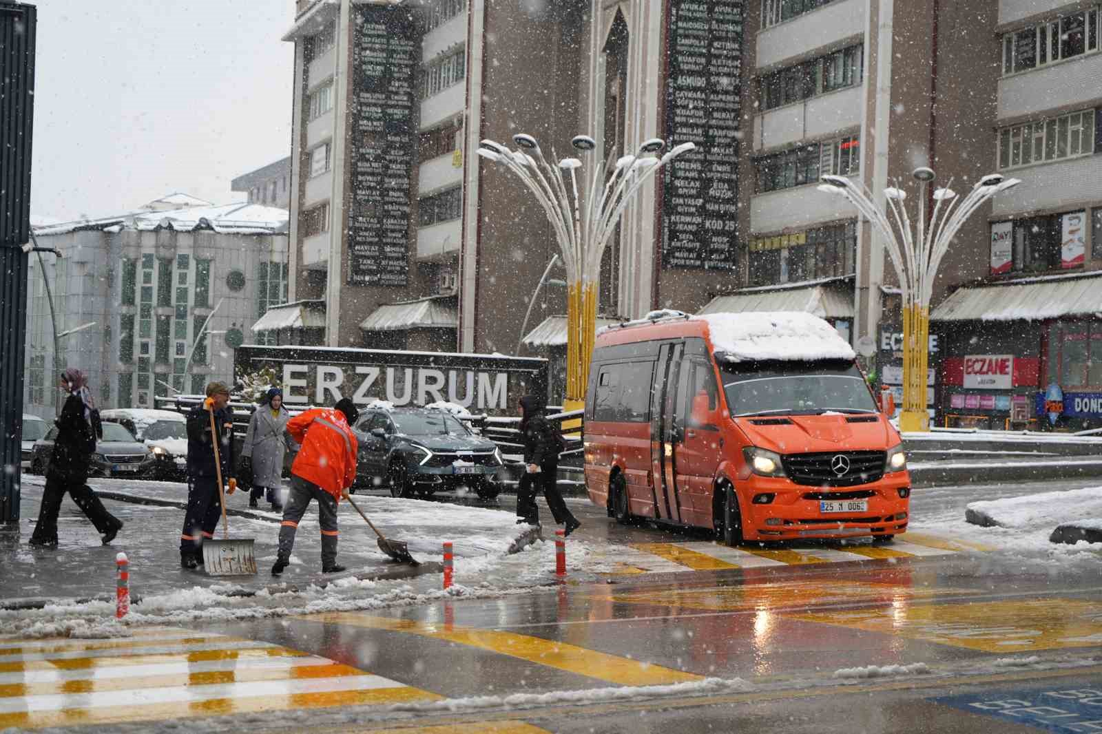 Erzurum g&uuml;ne kar ile uyandı
