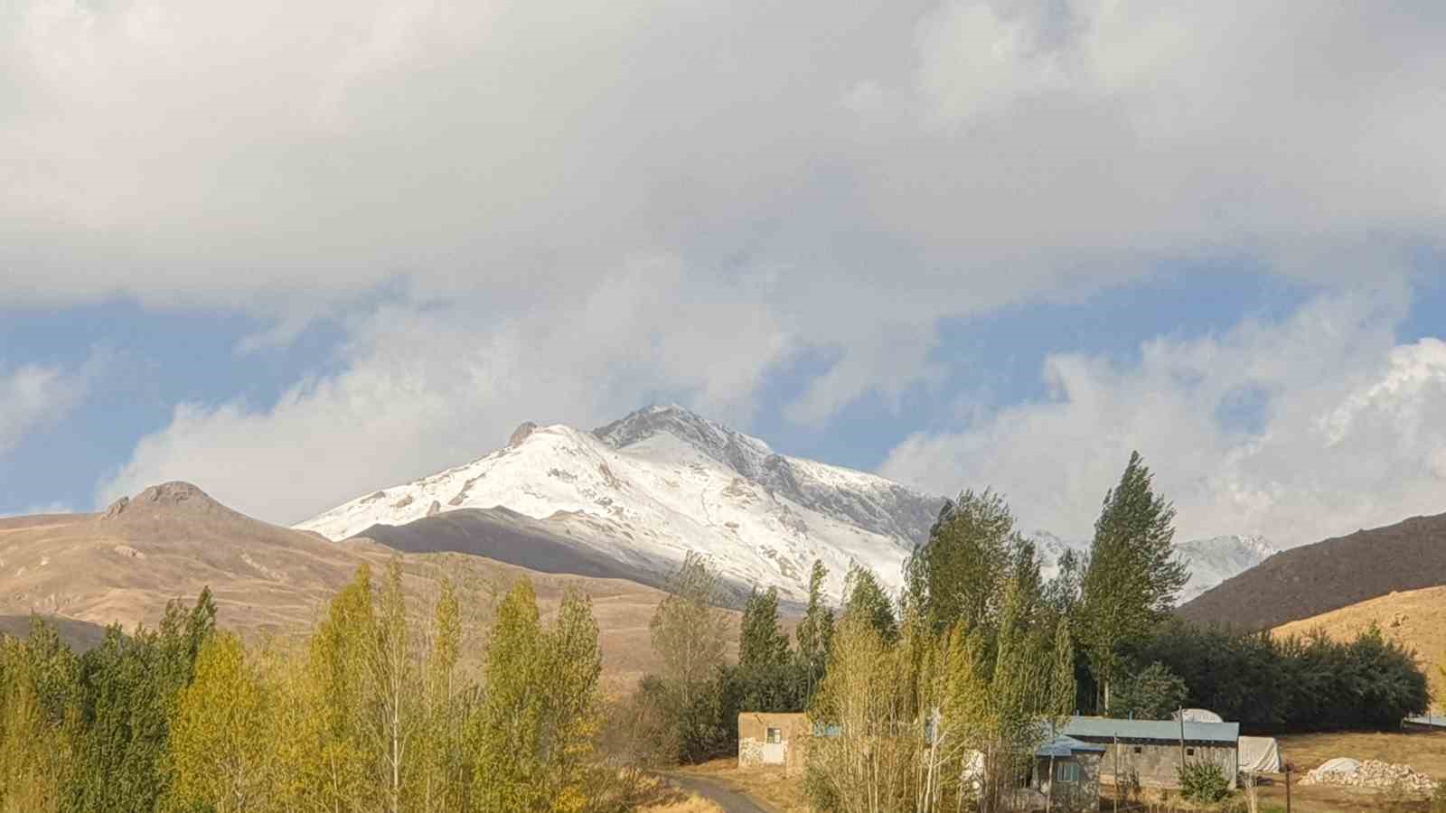 Başkale’de yüksek kesimlere kar yağdı