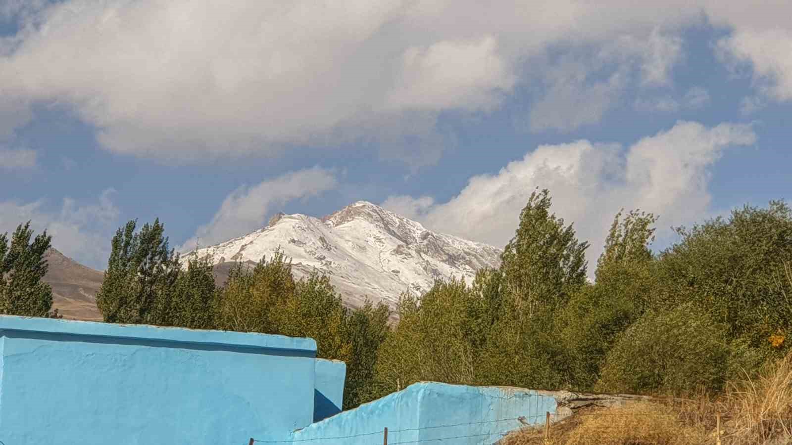 Başkale&rsquo;de y&uuml;ksek kesimlere kar yağdı
