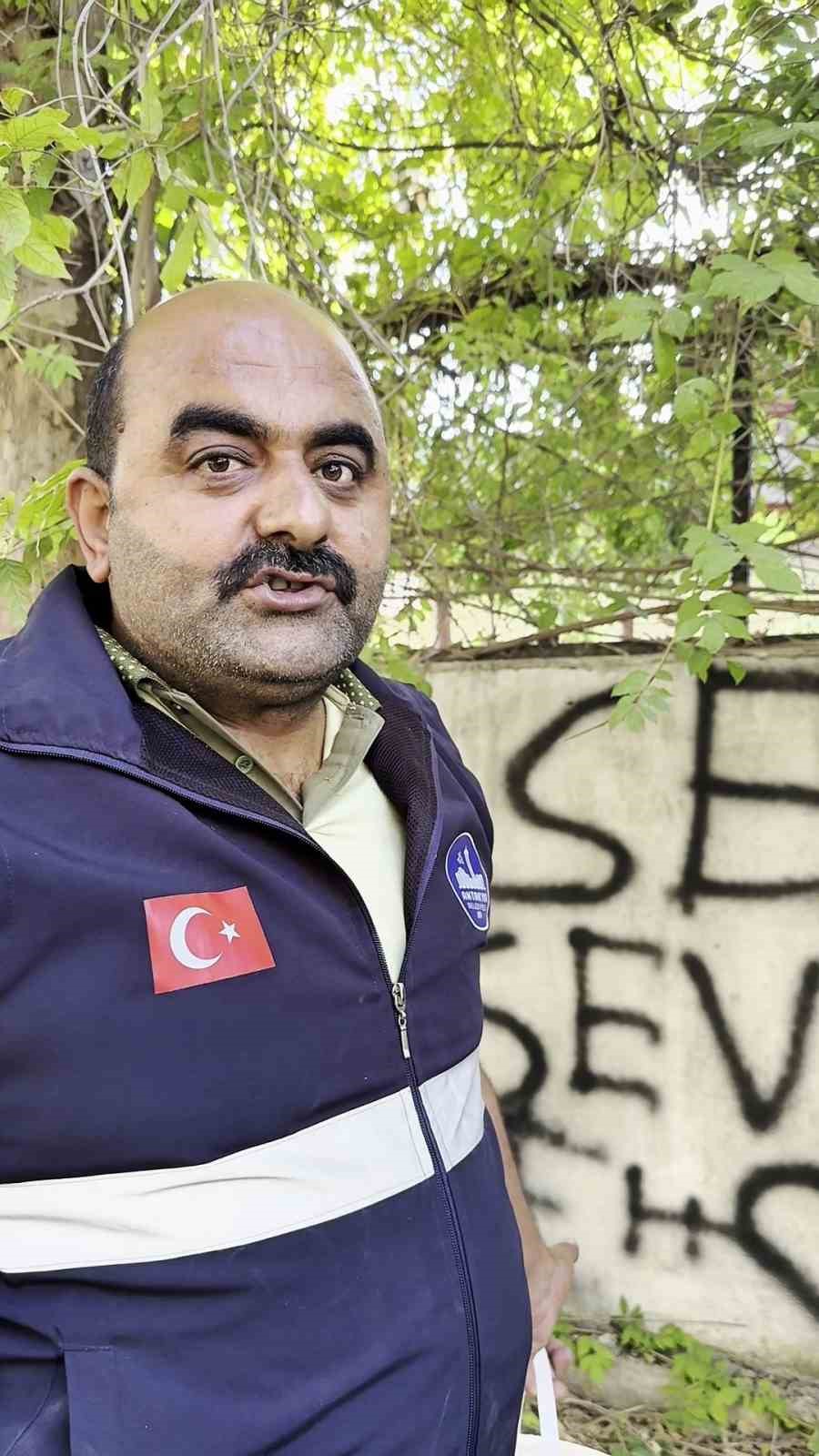 Sevdasını duvara yazan vatandaşa, belediye personelinin "Seviyorsan git konuş" mesajı tebessüm ettirdi