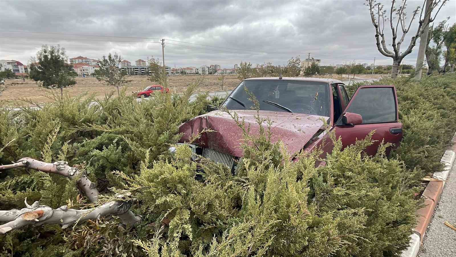 Karaman’da otomobil refüje çıktı: 2 yaralı