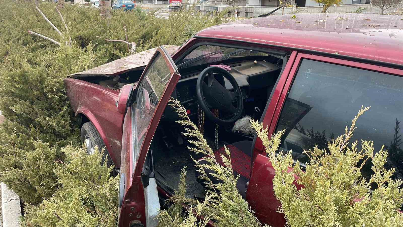 Karaman’da otomobil refüje çıktı: 2 yaralı