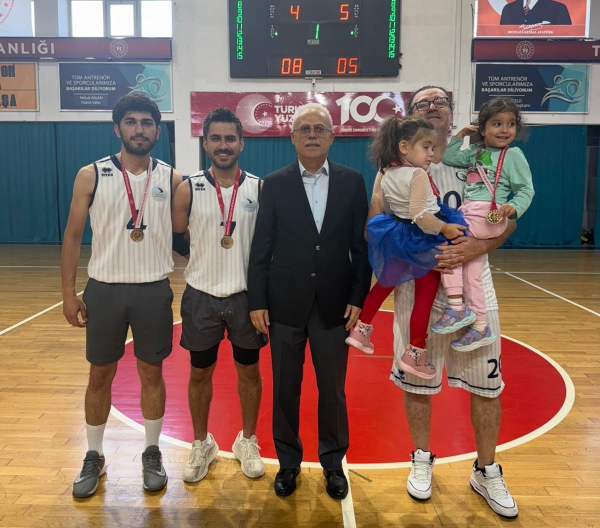 Basketbolda &uuml;niversite a takımı şampiyon
