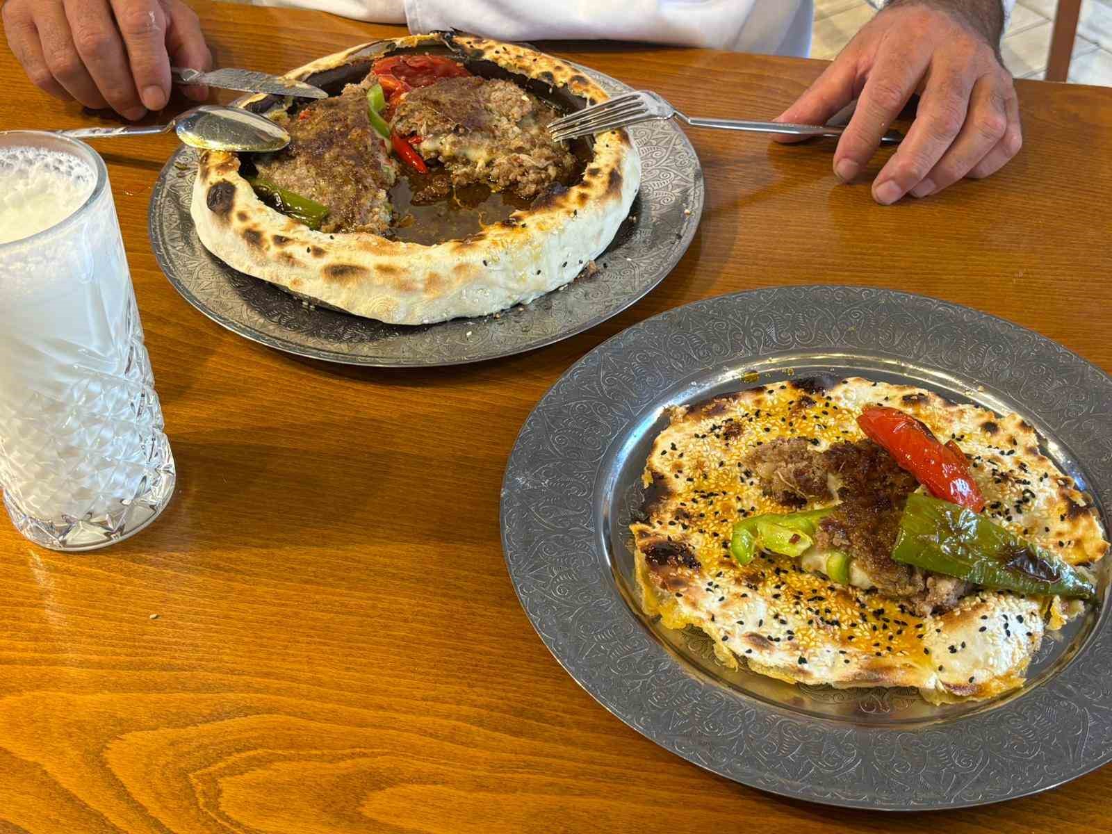 Kiremitte pişen lavaş kebabı damak çatlatıyor