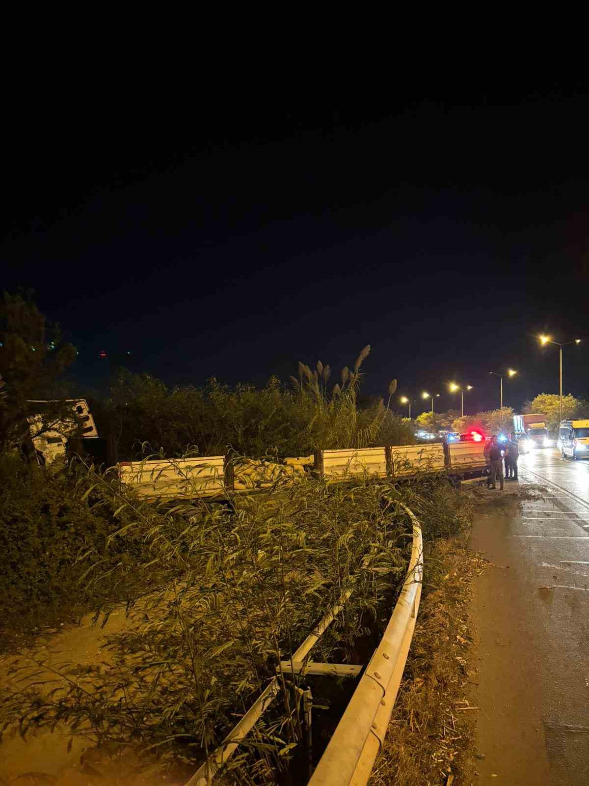 &Ccedil;imento y&uuml;kl&uuml; tır devrildi, şans eseri yaralanan olmadı
