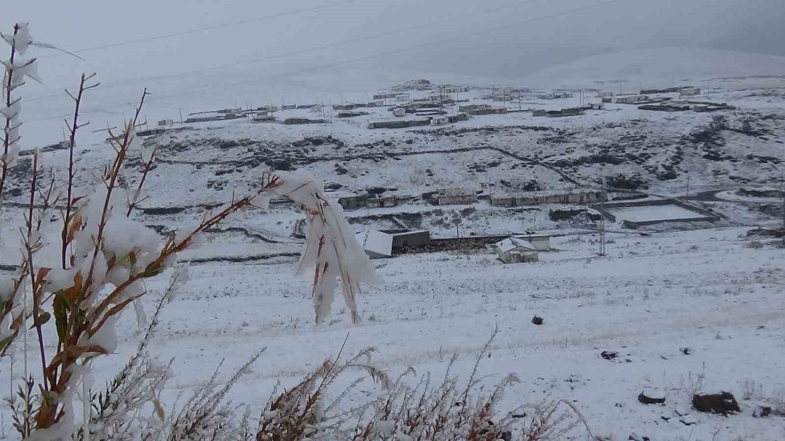 Kars&rsquo;a mevsimin ilk karı yağdı, vatandaşlar kardan adam yaptı
