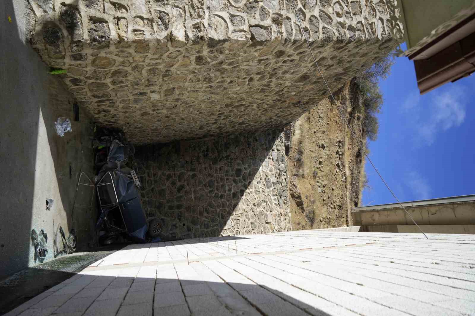 Otomobil 15 metrelik uçurumdan düştü: Sürücü yaralı kurtuldu