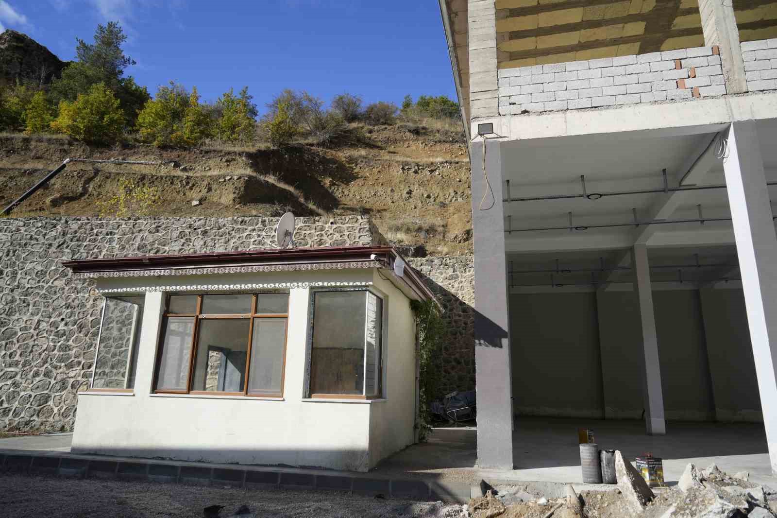 Otomobil 15 metrelik uçurumdan düştü: Sürücü yaralı kurtuldu
