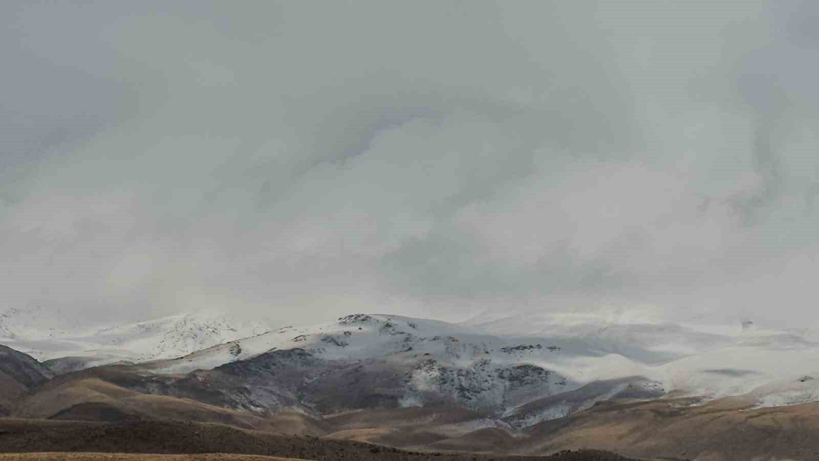 S&uuml;phan Dağı beyaza b&uuml;r&uuml;nd&uuml;
