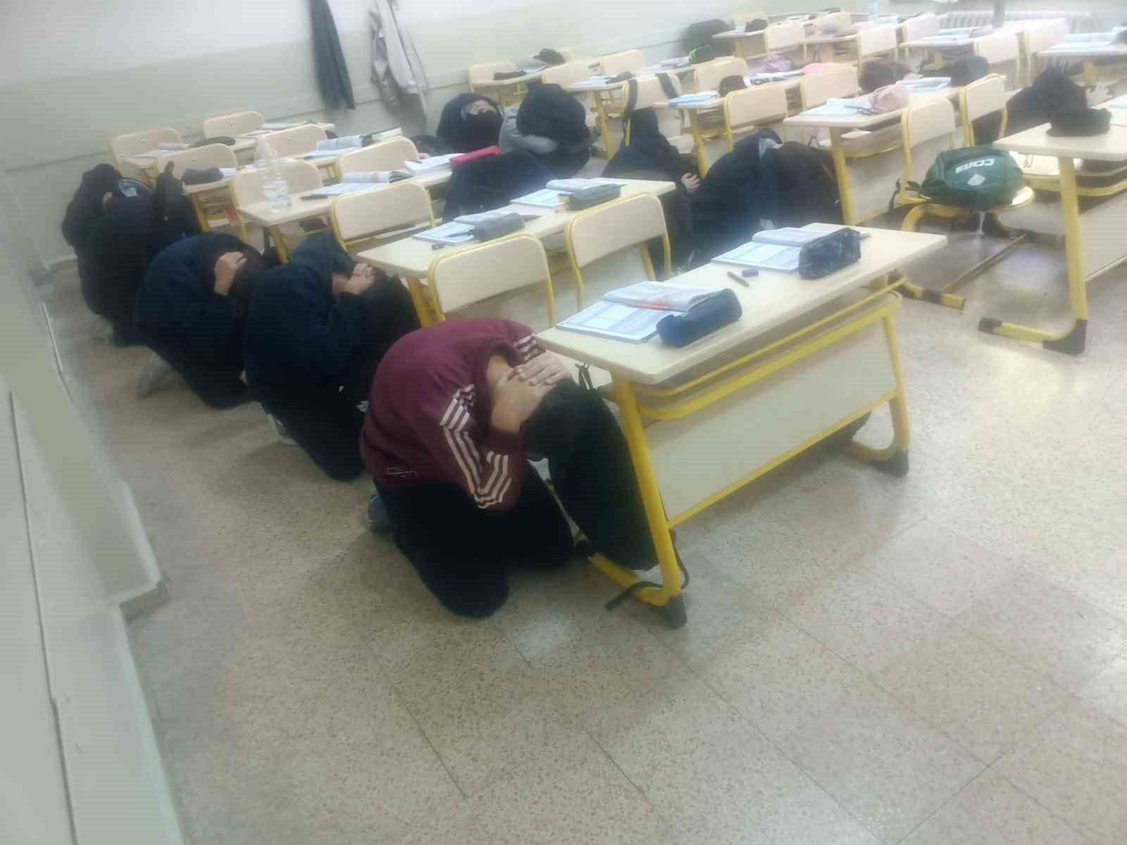 Lise öğrencilerine deprem tahliye tatbikatı