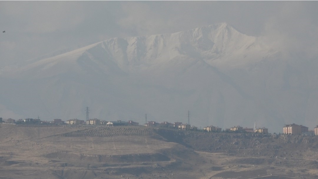 Artos Dağı&rsquo;nın zirvesine mevsimin ilk karı d&uuml;şt&uuml;
