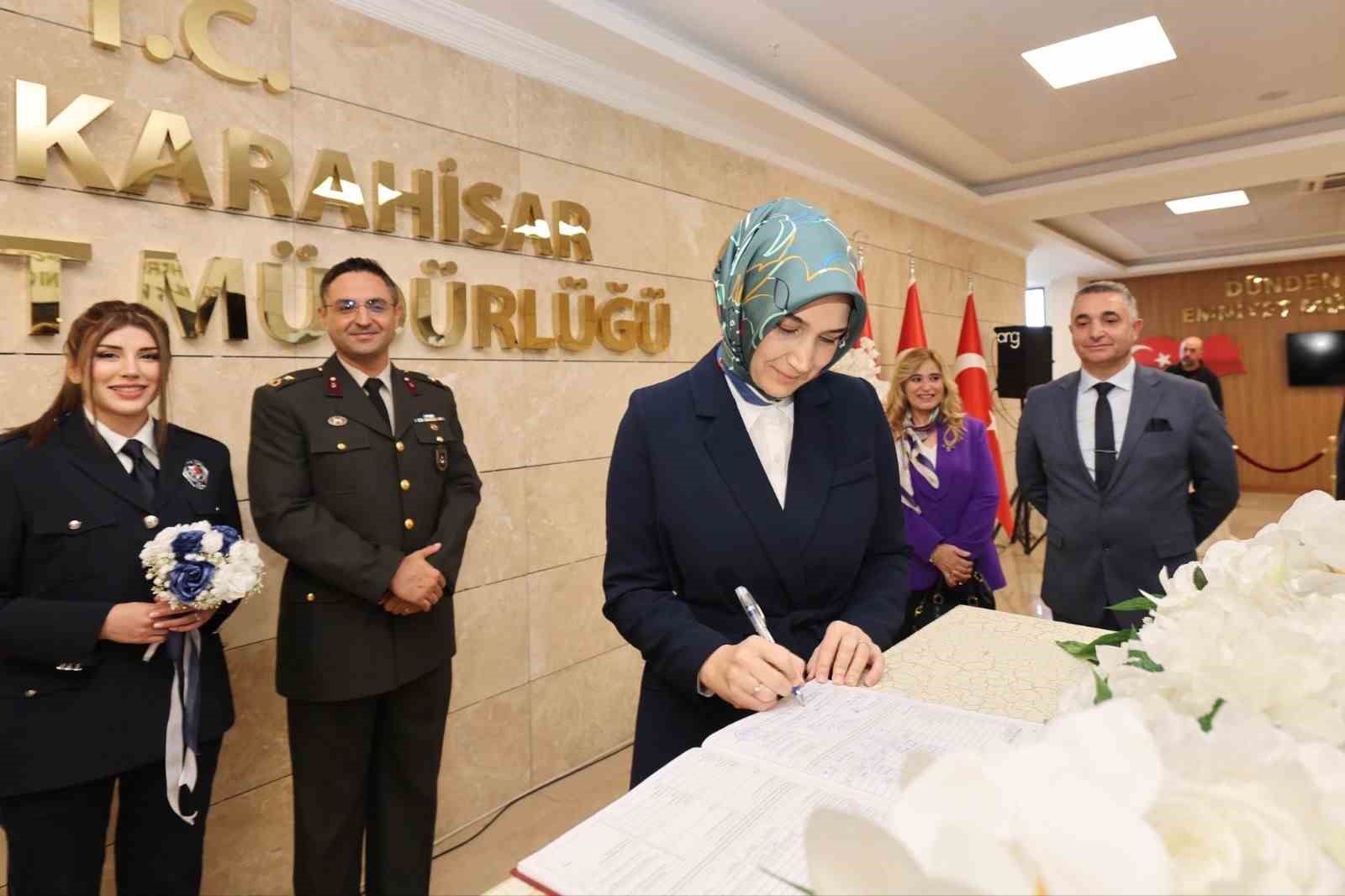 Vali polis memuru ile subay çiftin nikahlarına şahitlik yaptı
