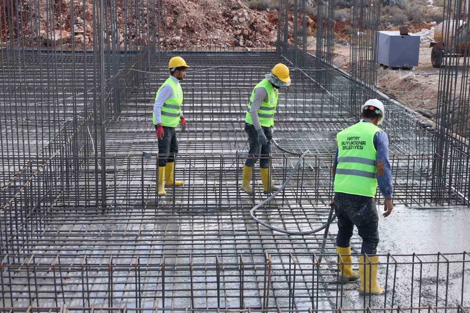 Hatay B&uuml;y&uuml;kşehir Belediyesi, Yukarıok&ccedil;ular Mahallesi&rsquo;nde &ccedil;ok ama&ccedil;lı salon inşaatına başladı
