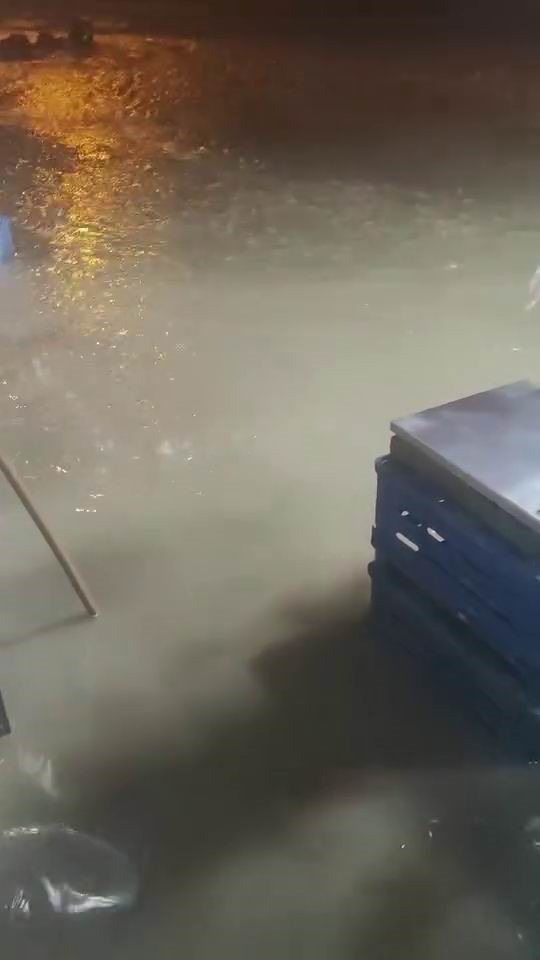 Diyarbakır’da sağanak nedeni ile bazı iş yerlerini su bastı
