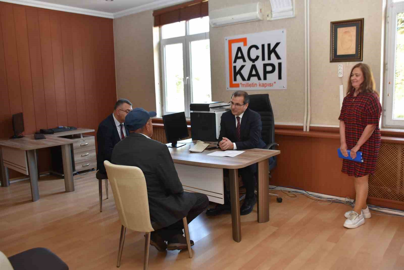 Salihli Kaymakamı G&uuml;ldoğan vatandaşları dinledi
