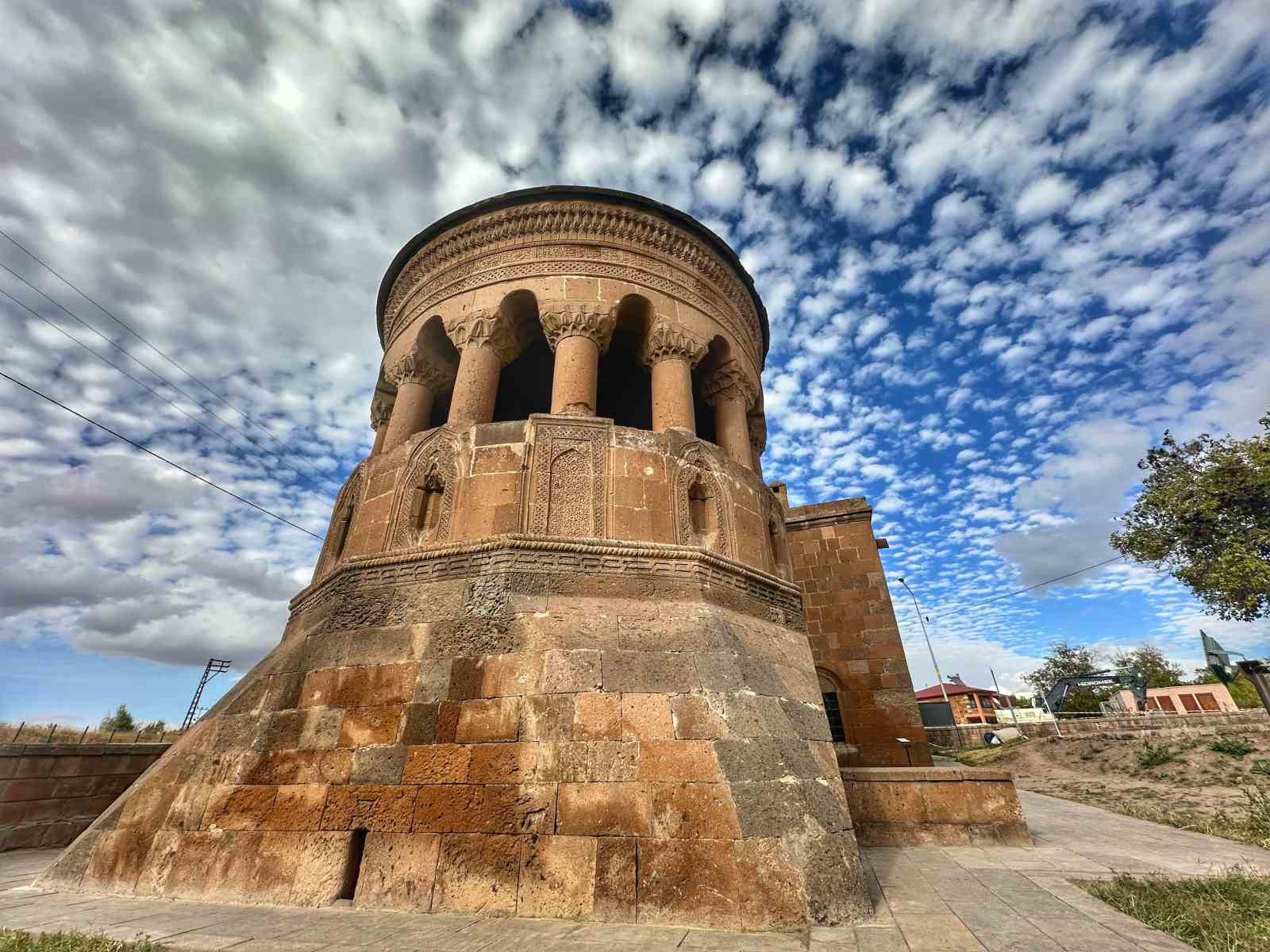 Ahlat&rsquo;ta bulutlar ve tarihi k&uuml;mbetler g&ouml;rsel ş&ouml;len oluşturdu
