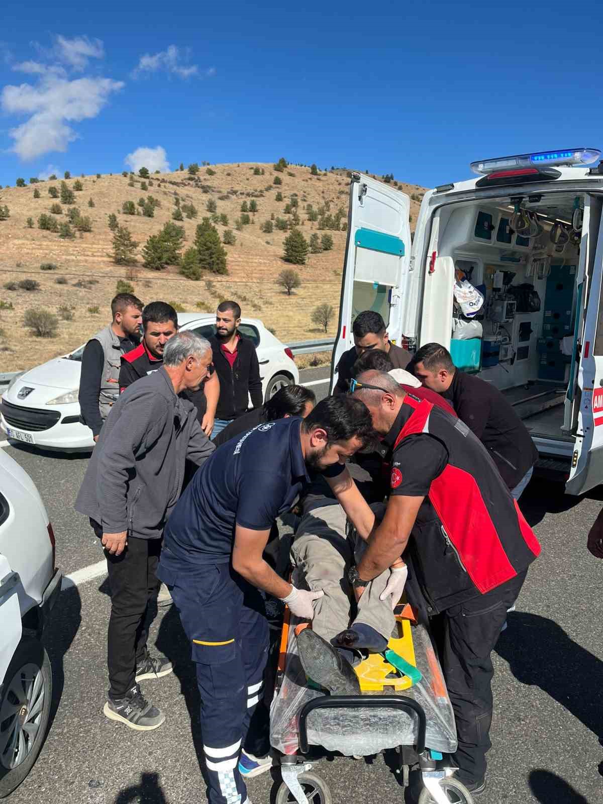 Otomobiller kafa kafaya &ccedil;arpıştı: 1&rsquo;i ağır, 4 yaralı
