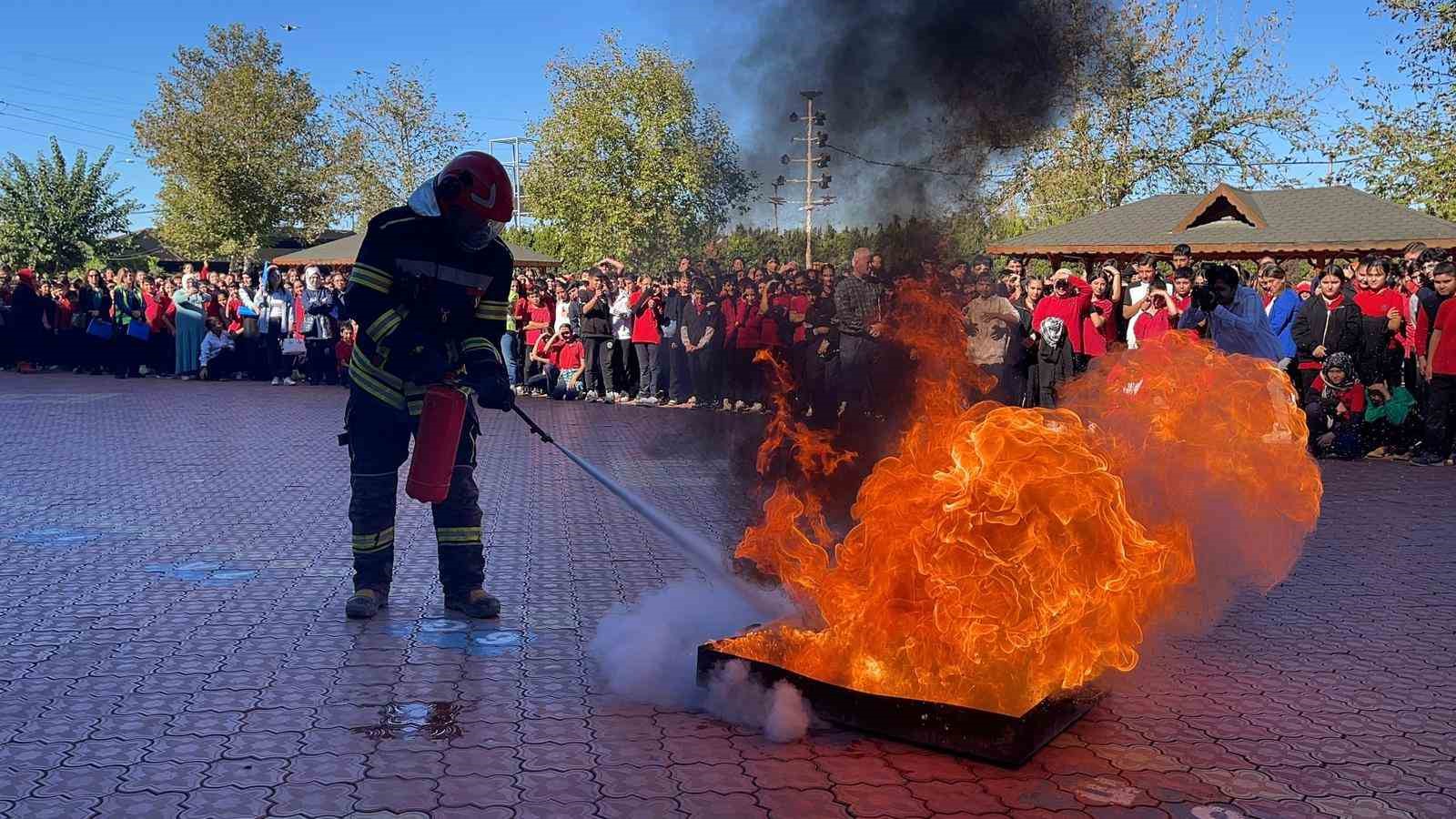 Osmaniye&rsquo;de &ouml;ğrenciler afet tatbikatında bilin&ccedil;lendirildi
