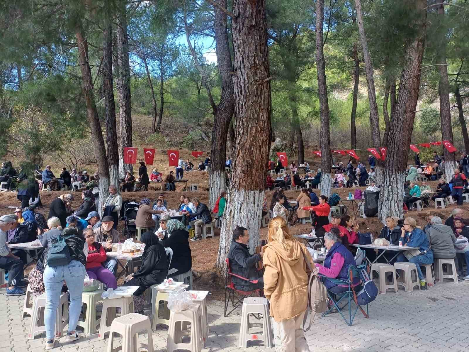 Edremit&rsquo;in Dereli Mahallesi geleneksel k&ouml;y hayrı ger&ccedil;ekleştirildi
