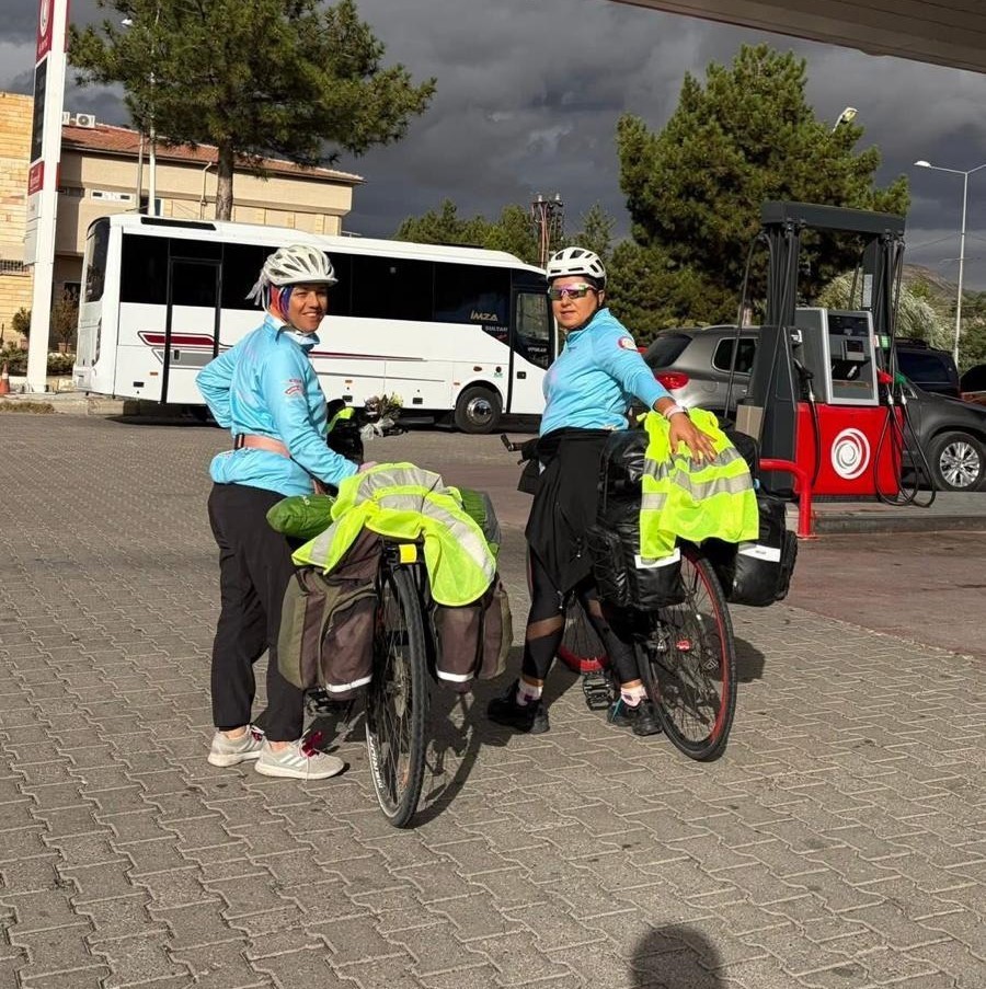 Kanseri yenen kadınlar mutluluk turuna &ccedil;ıktı: "Moralin bu hastalığı yenmek i&ccedil;in ne kadar etkili olduğunu anlatıyoruz"
