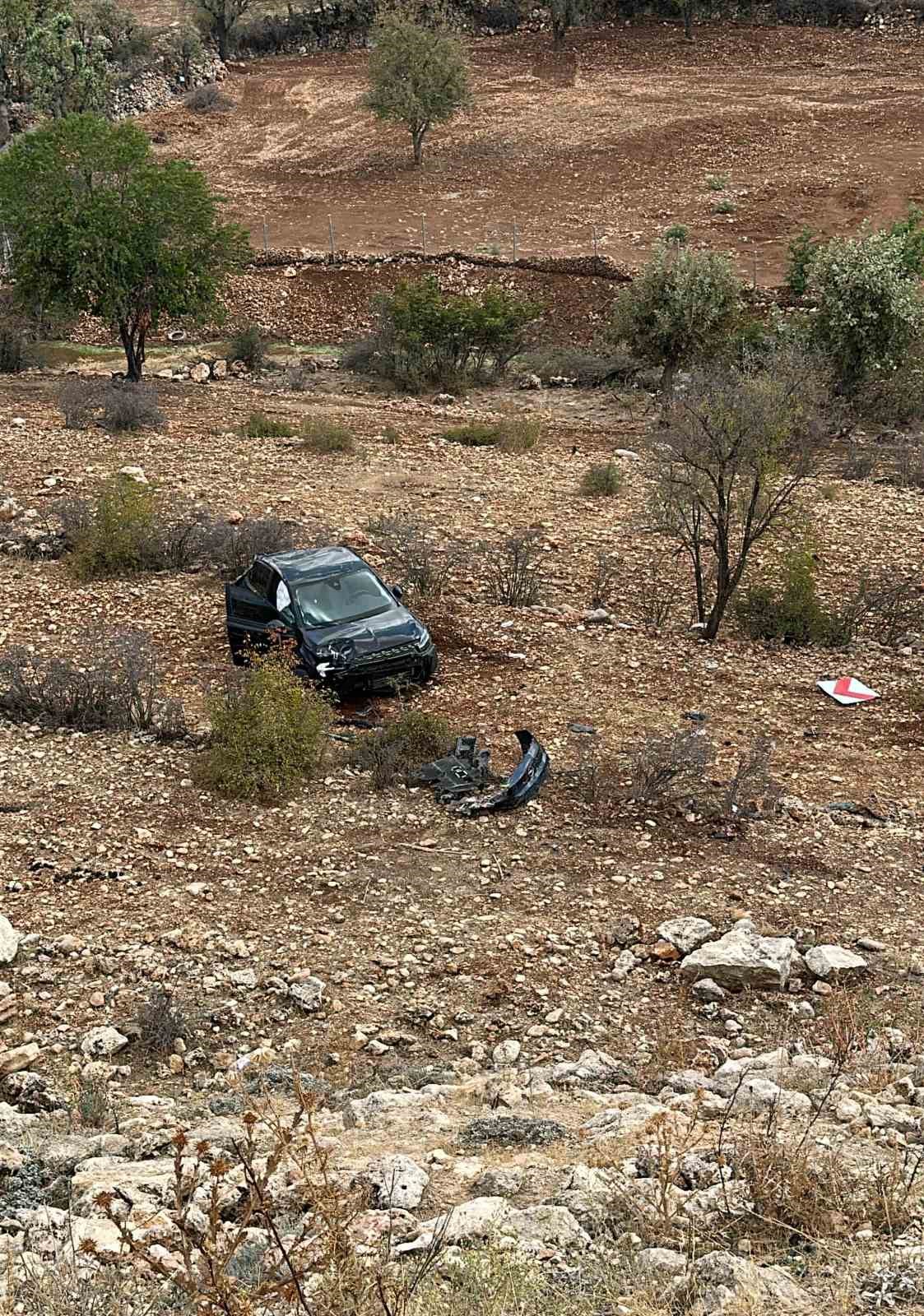 Mardin’de kontrolden çıkan otomobil şarampole devrildi: 2 yaralı