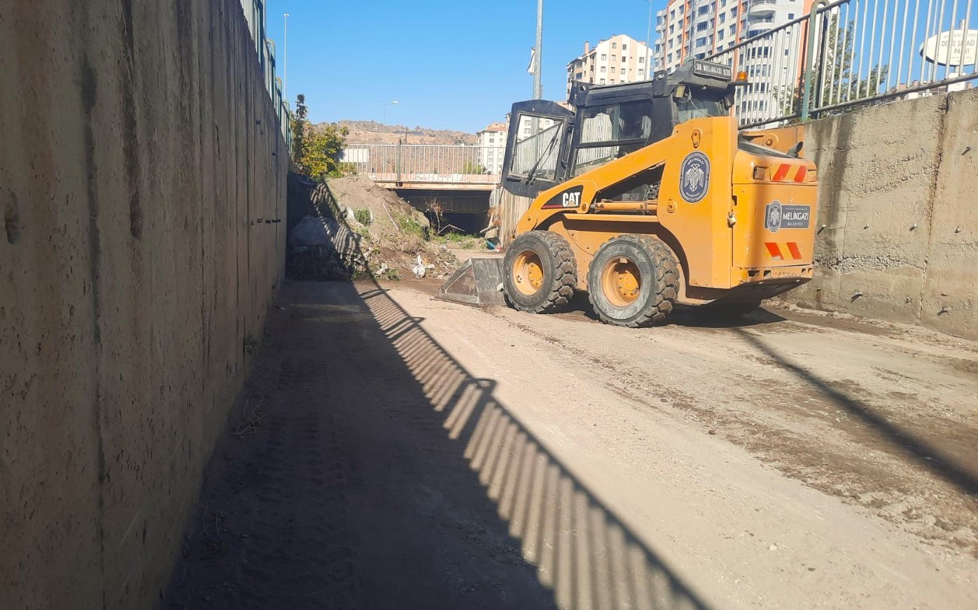 Melikgazi&rsquo;de taşkın su kanalları temizleniyor
