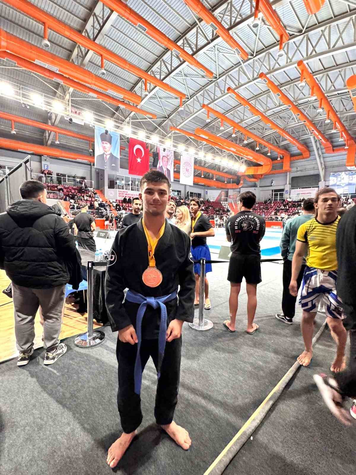 Yakın Doğu Koleji öğrencisi Deniz Turan’dan, AJP Türkiye Jiu-Jitsu Şampiyonası’nda 2 madalya
