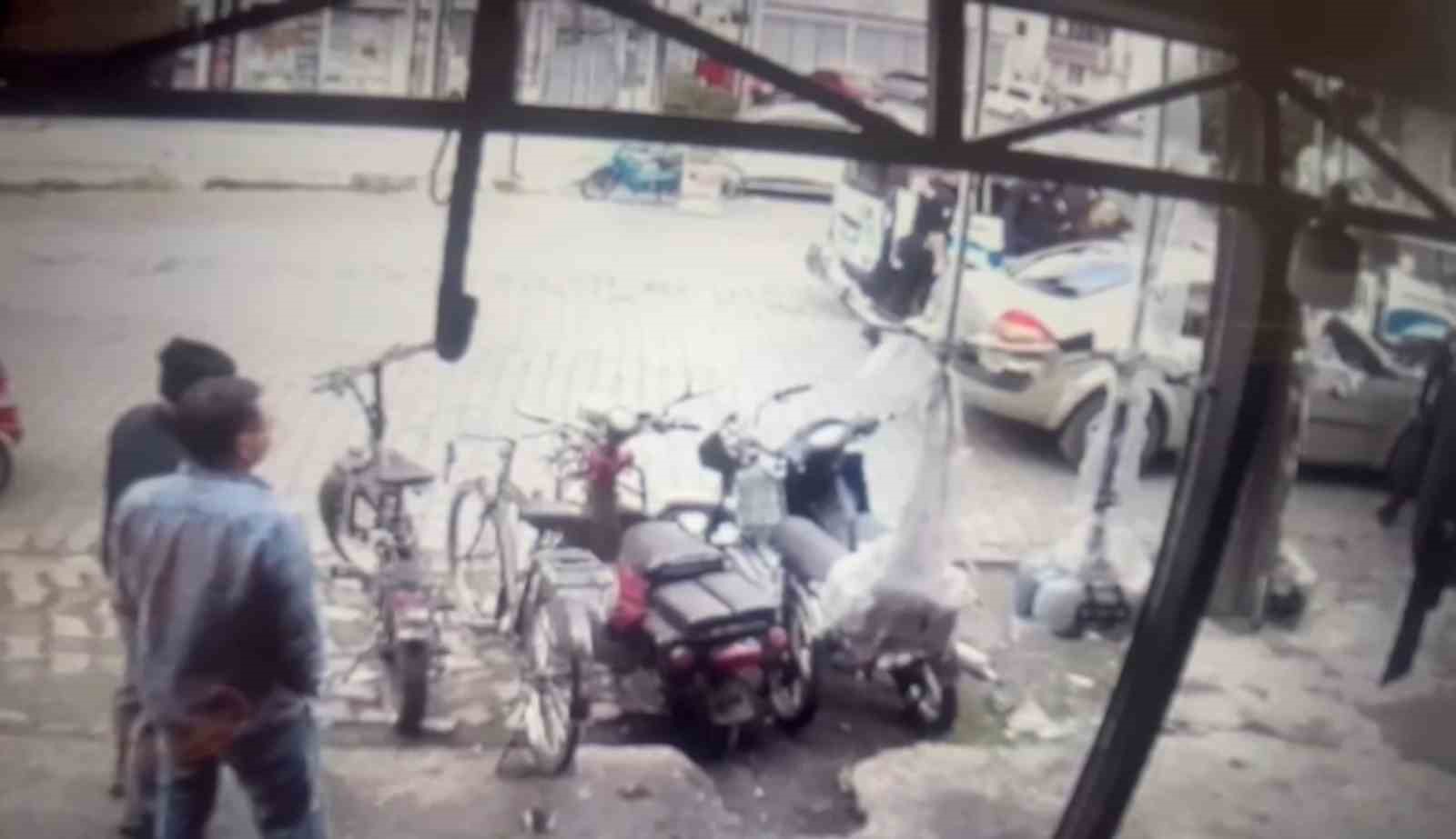 Banka soyguncusunun yakalanma anı g&uuml;venlik kamerasında
