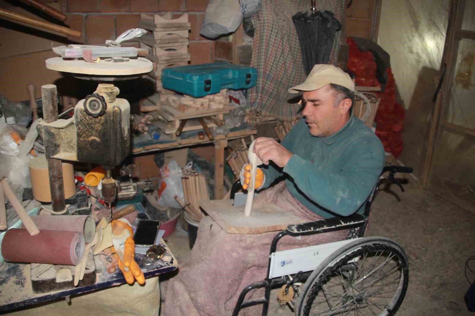 Tekerlekli sandalyeye mahkum kaldı, hayata k&uuml;smedi
