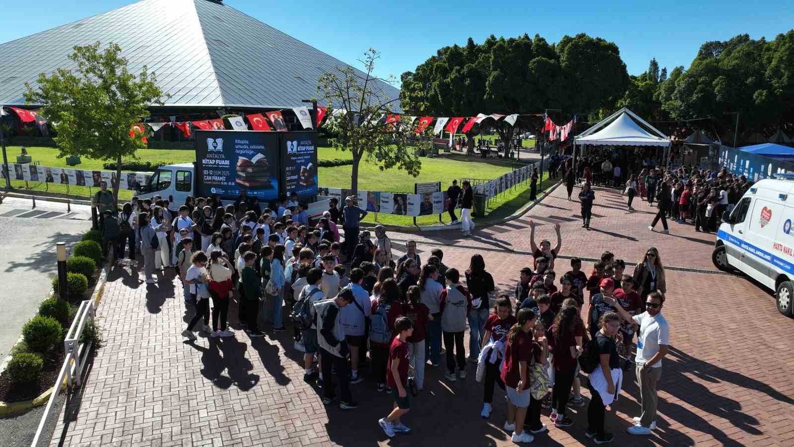 Antalya Kitap Fuarı&rsquo;nı 1 milyon 103 bin kişi ziyaret etti
