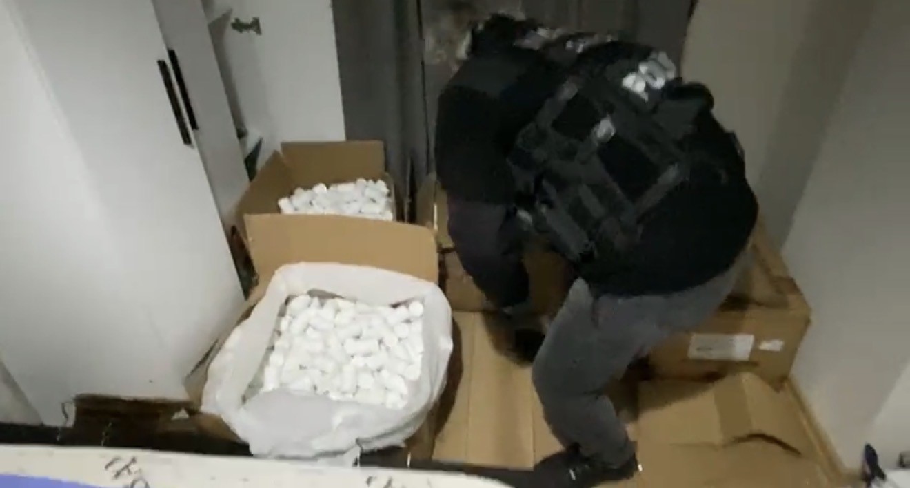 Yatak odasına istiflenmiş 103 bin adet uyuşturucu hap ele ge&ccedil;ti
