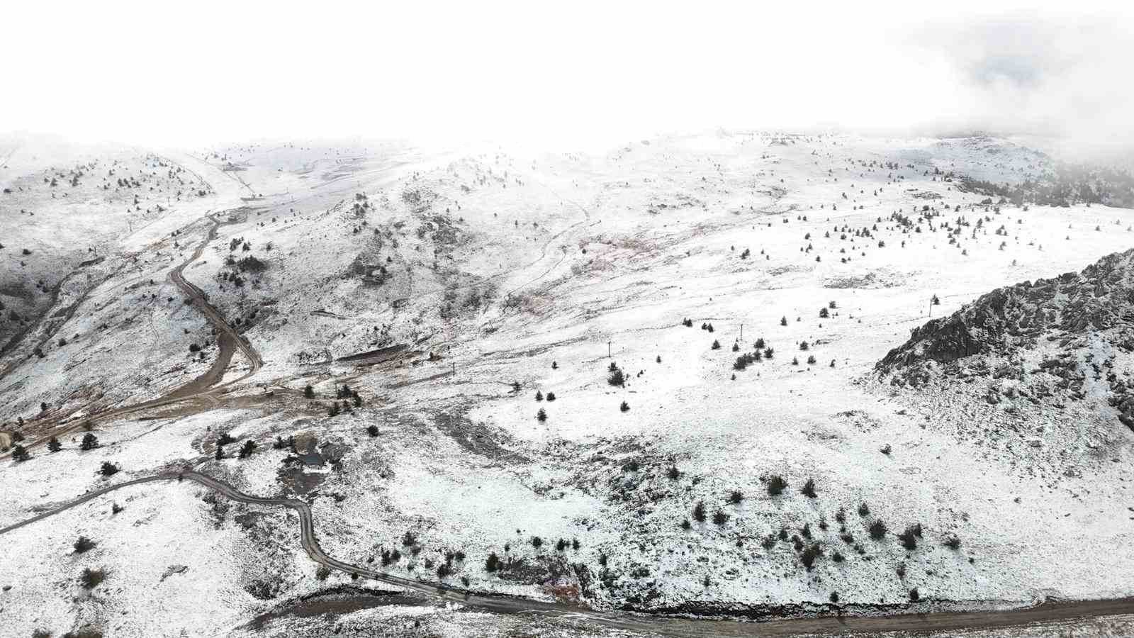 Bolu&rsquo;nun y&uuml;ksekleri beyaz &ouml;rt&uuml;yle kaplandı
