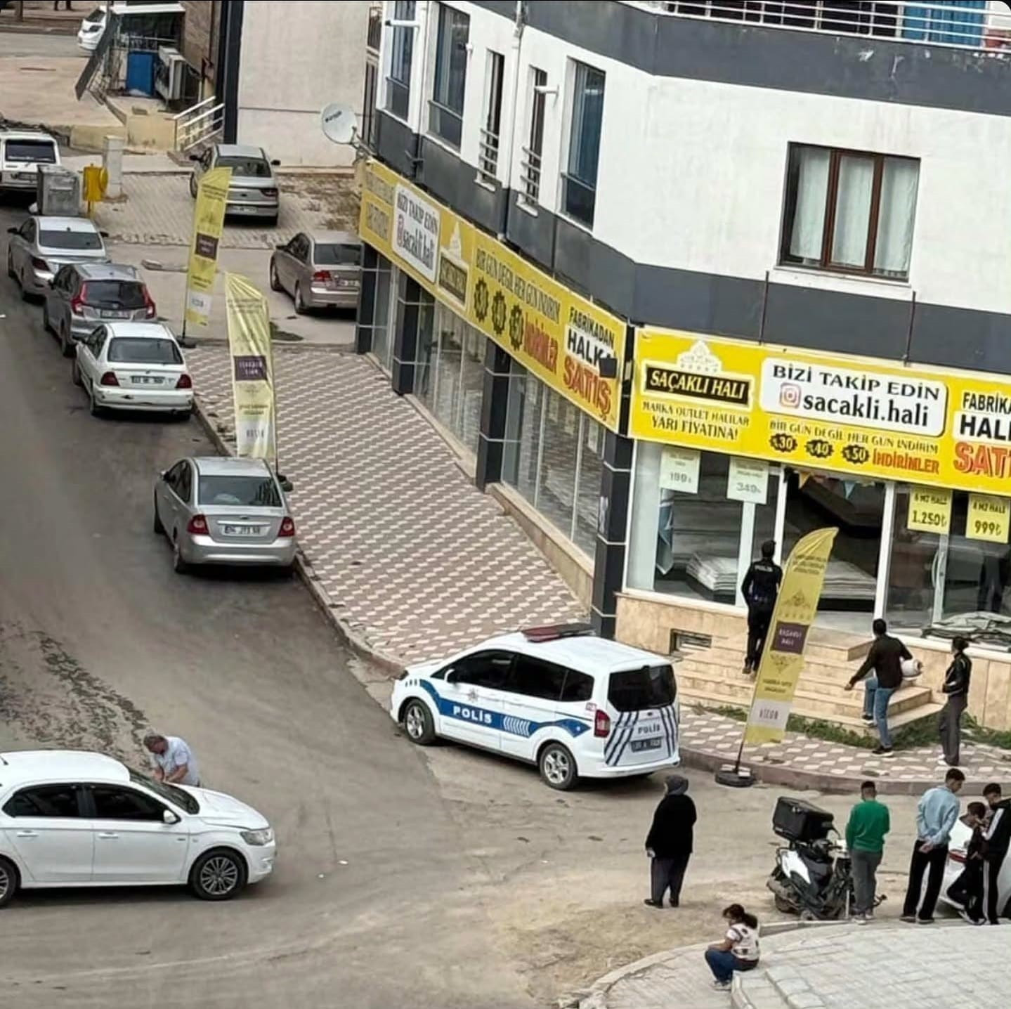 Otomobile &ccedil;arpan motosiklet s&uuml;r&uuml;c&uuml;s&uuml; yere savruldu
