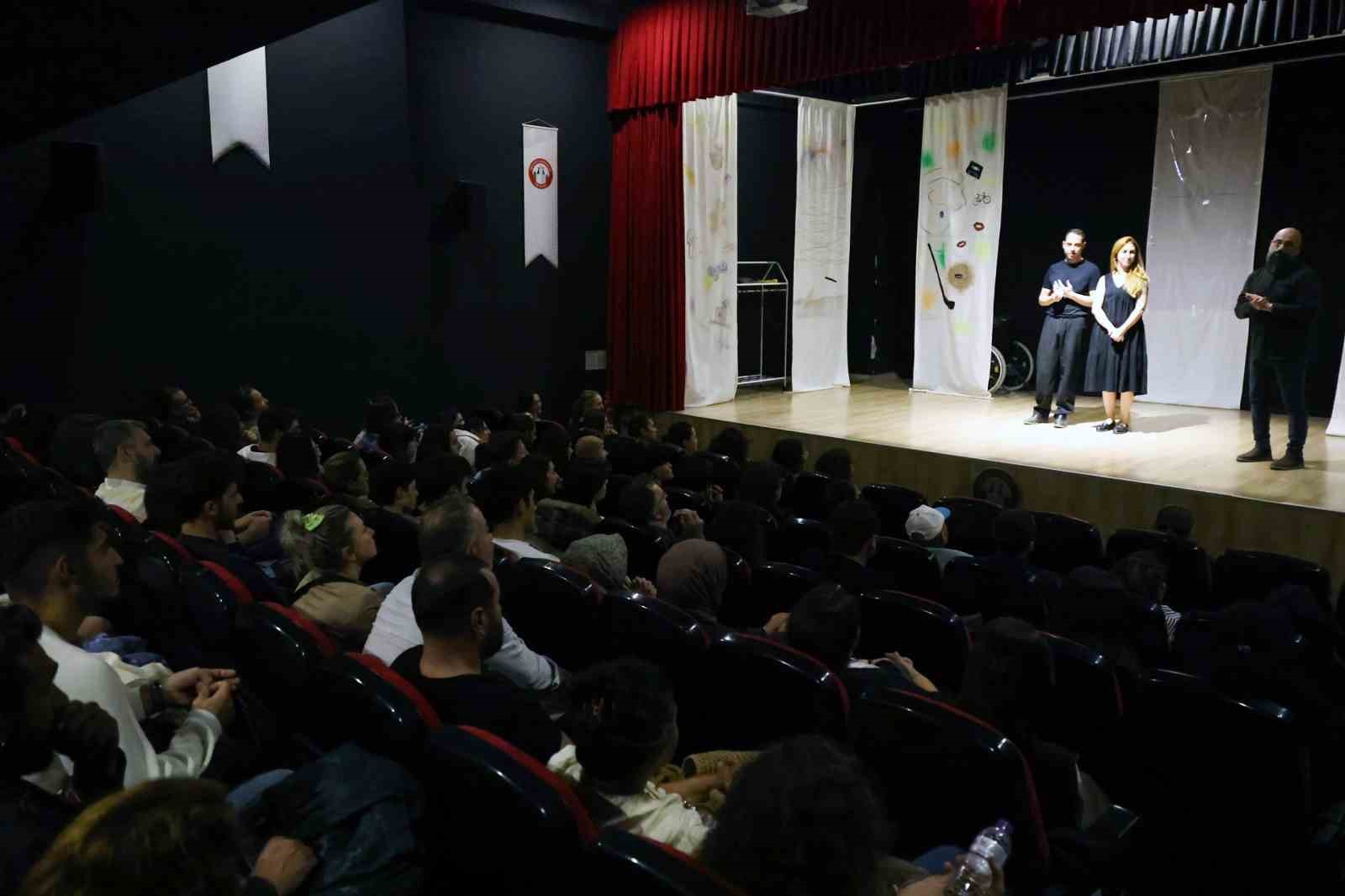 &lsquo;&Ccedil;ocuk Parkı Yaraları&rsquo; Menteşe&rsquo;de tiyatro severlerle buluştu
