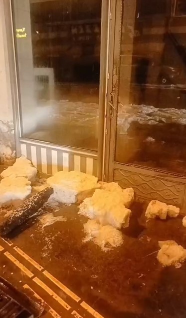 Ahlat&rsquo;ta dolu yağışı cadde ve sokakları beyaza b&uuml;r&uuml;d&uuml;
