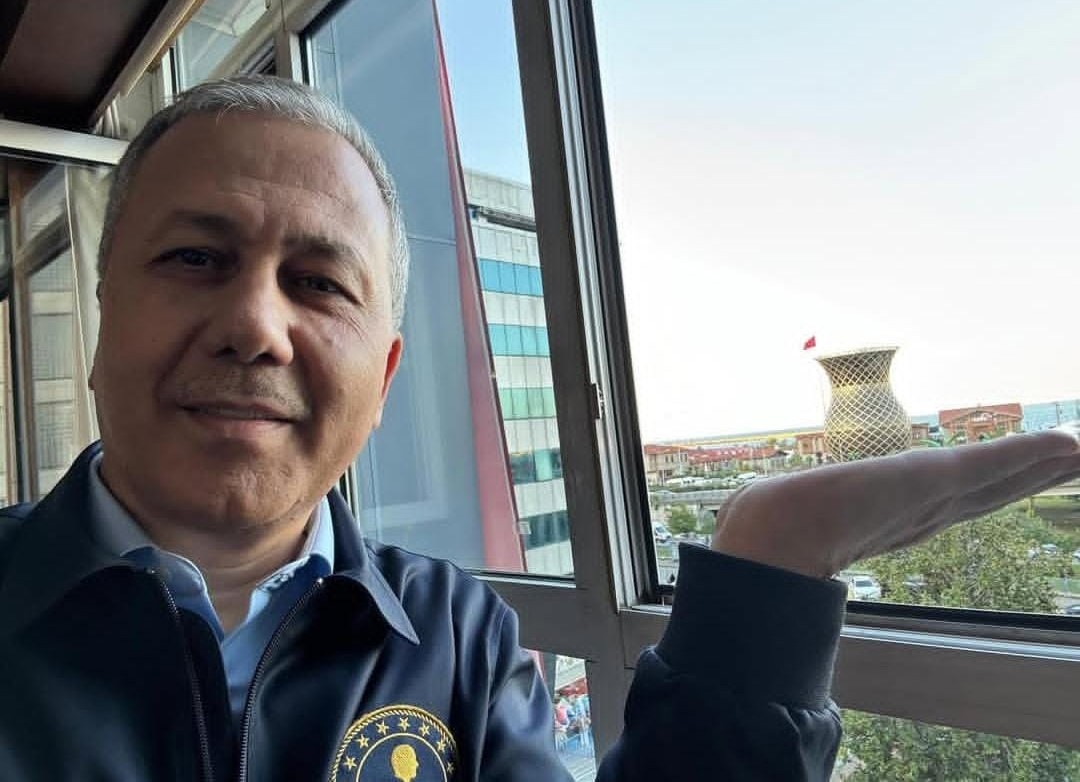 Yerlikaya da akıma uydu, dev bardakla poz verdi