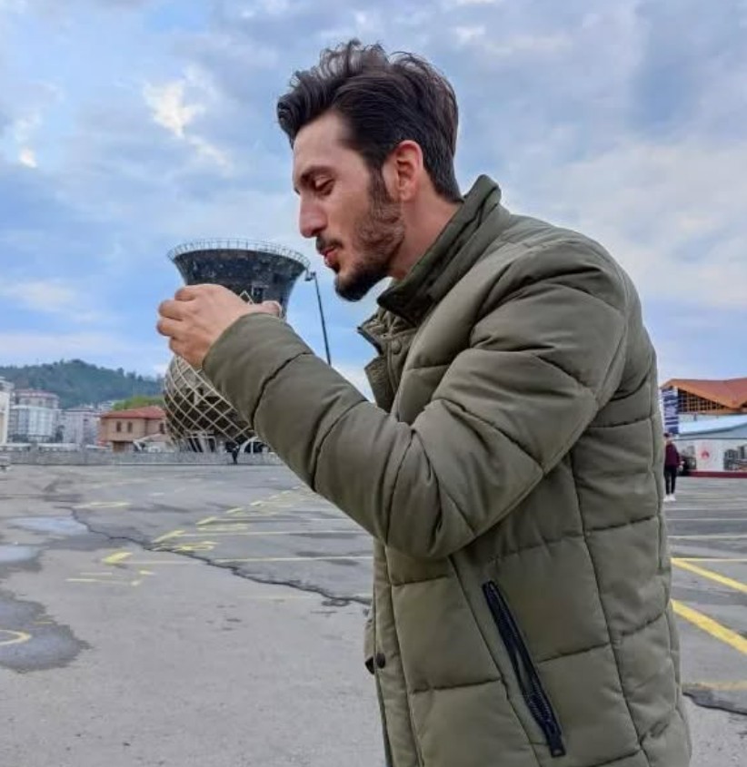 Yerlikaya da akıma uydu, dev bardakla poz verdi
