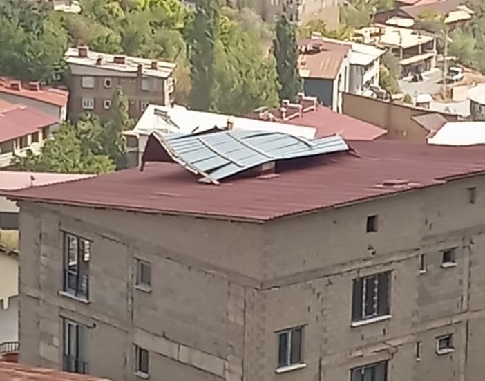 Hakkari’de şiddetli rüzgar çatılara zarar verdi