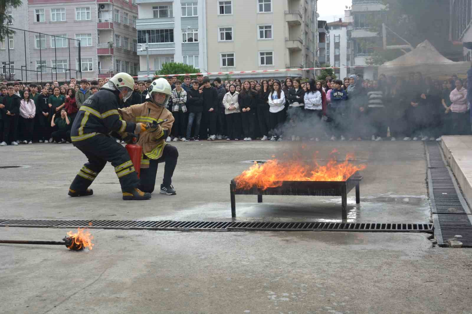 Ordu&rsquo;da &ouml;ğrencilere deprem ve yangınla m&uuml;cadele eğitimi
