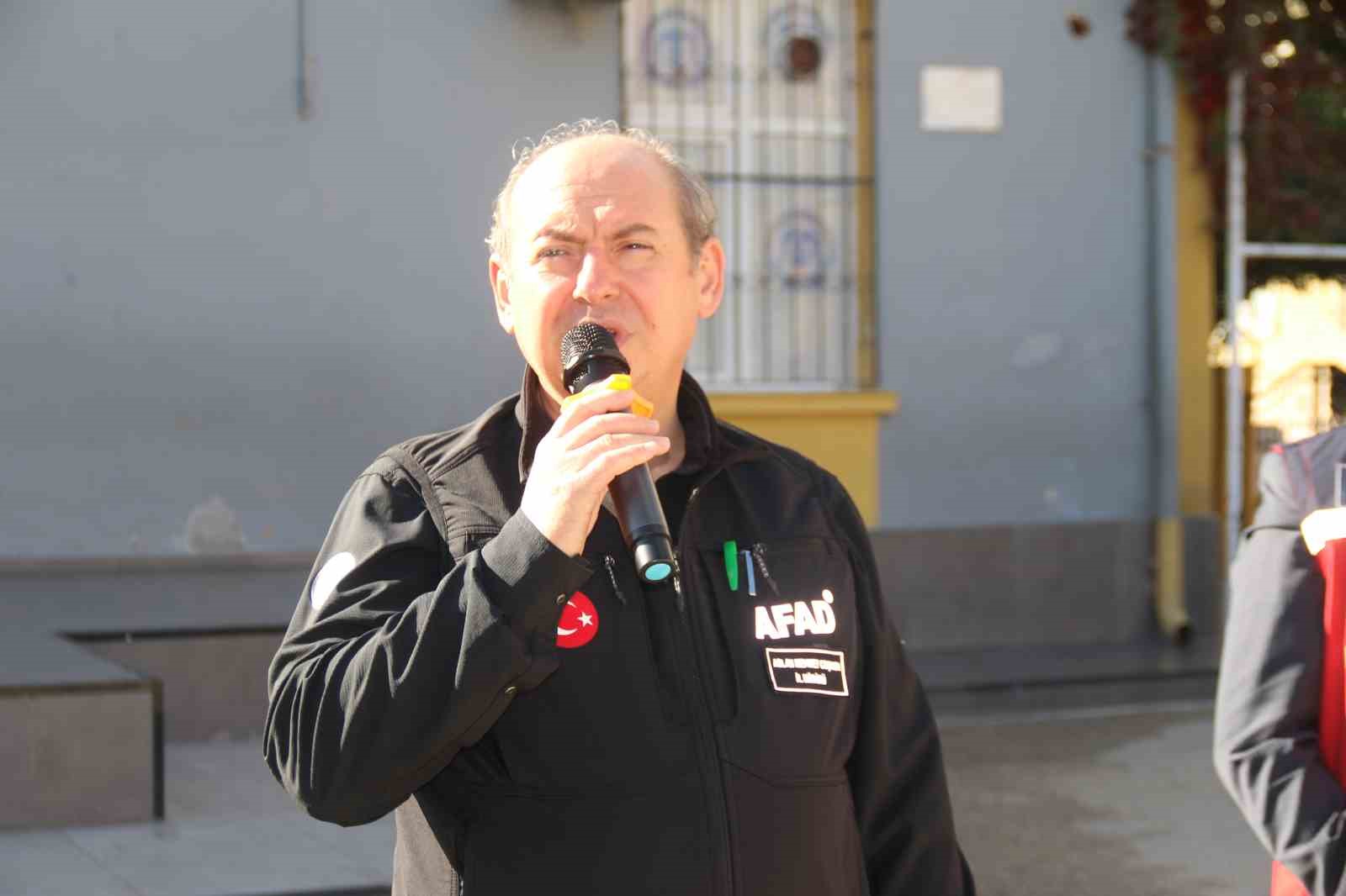 Deprem anında yapılması gerekenler &ouml;ğrencilere uygulamalı olarak g&ouml;sterildi
