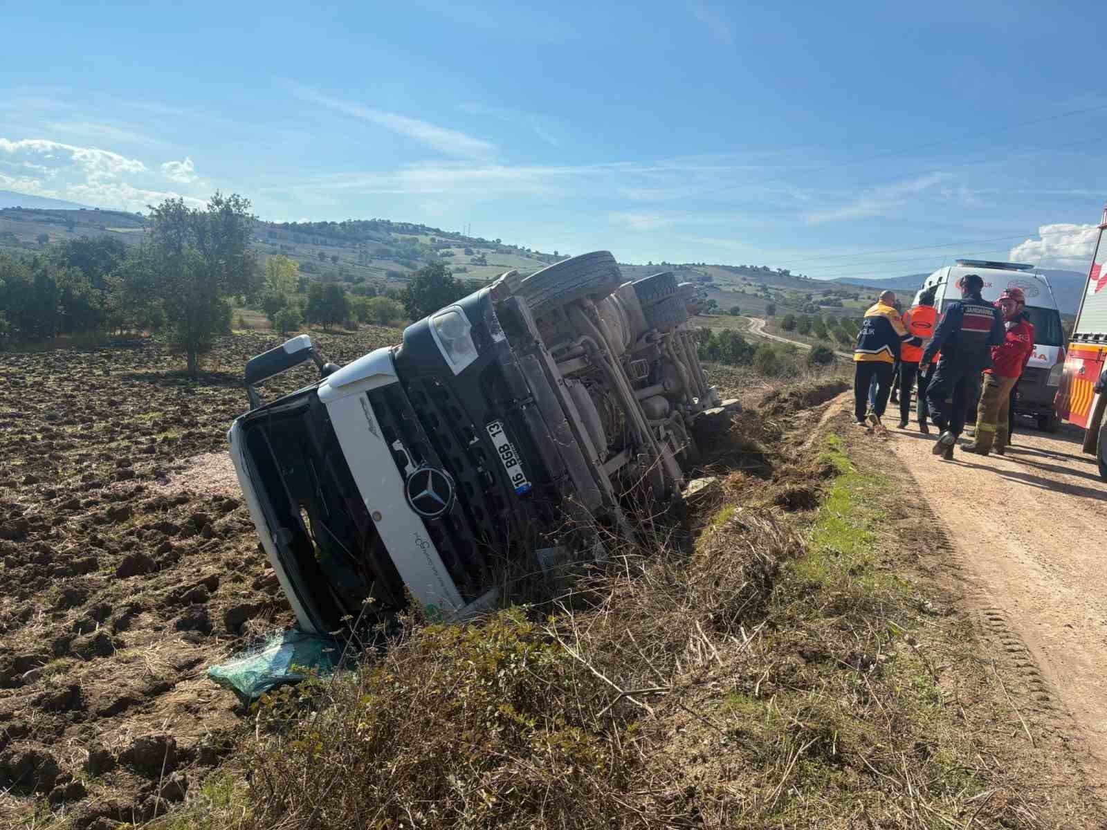 Susurluk&rsquo;ta devrilen tırda 1 kişi yaralandı
